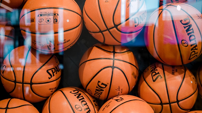 F1赛车在赛道上飞驰，电光石火般的速度感